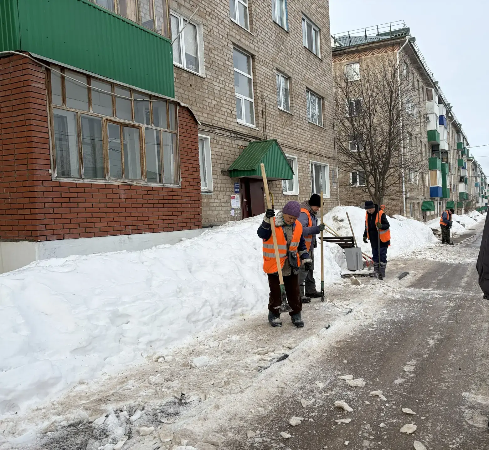 Уборка тротуара придомовой территории МКД № 32,34,36 по ул.Ленина!