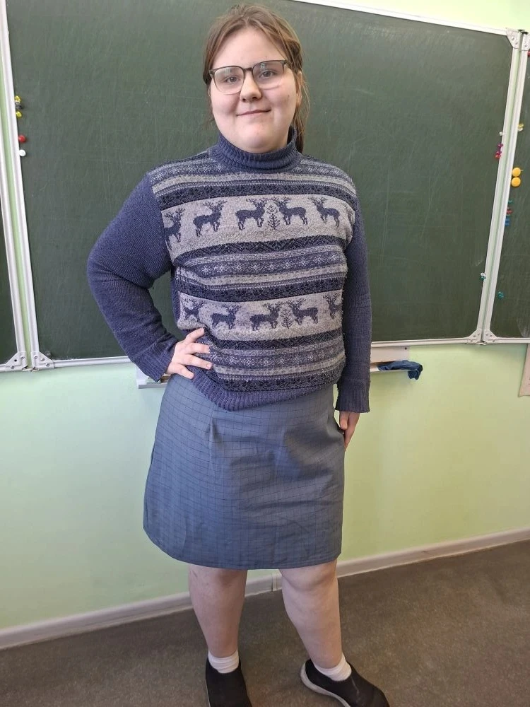 Сильно потрудиться пришлось  ученицам 7 "В" класса при пошиве прямой юбки! Капризные вытачки, застёж