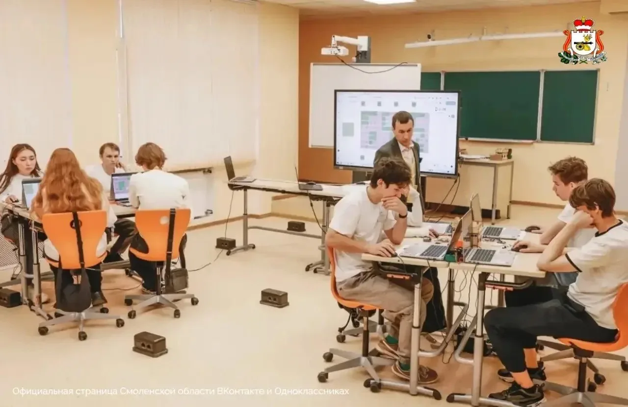 🏆💡 Преподаватель из Сафонова Тимур Ханнанов стал лучшим «Мастером киберпедагогики» ст...