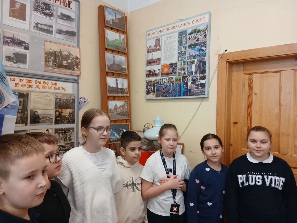 Орлята 4А класса в рамках трека "Орленок-хранитель" посетили школьный музей "Служба 01".