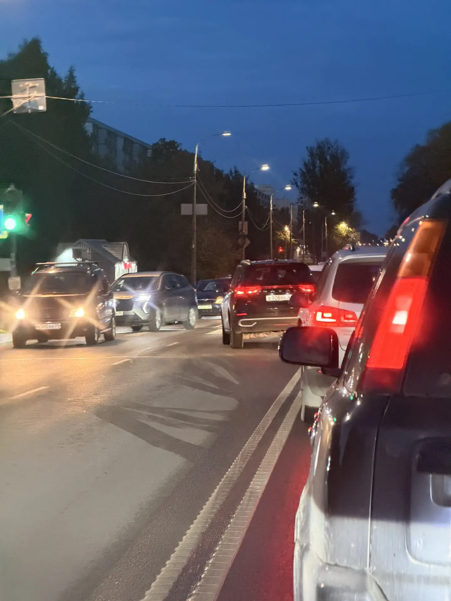 Серьезная авария на Рижском, напротив Телецентра в сторону центра с мотоциклистом. Скор...