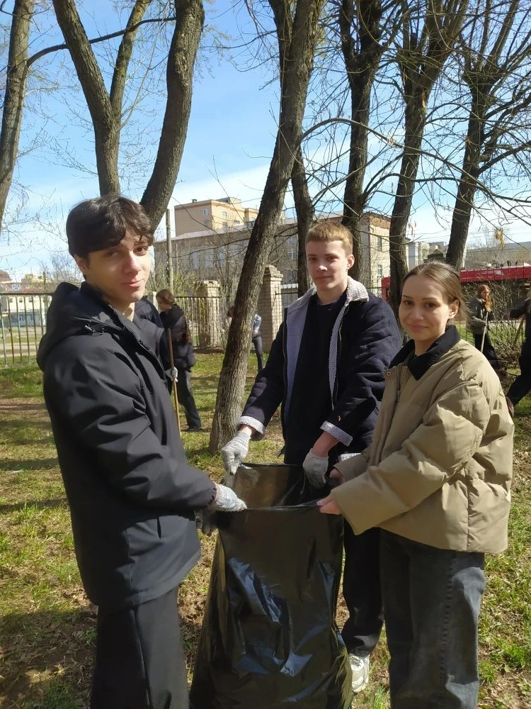 Школьный субботник: старшеклассники наводят порядок на родной территории