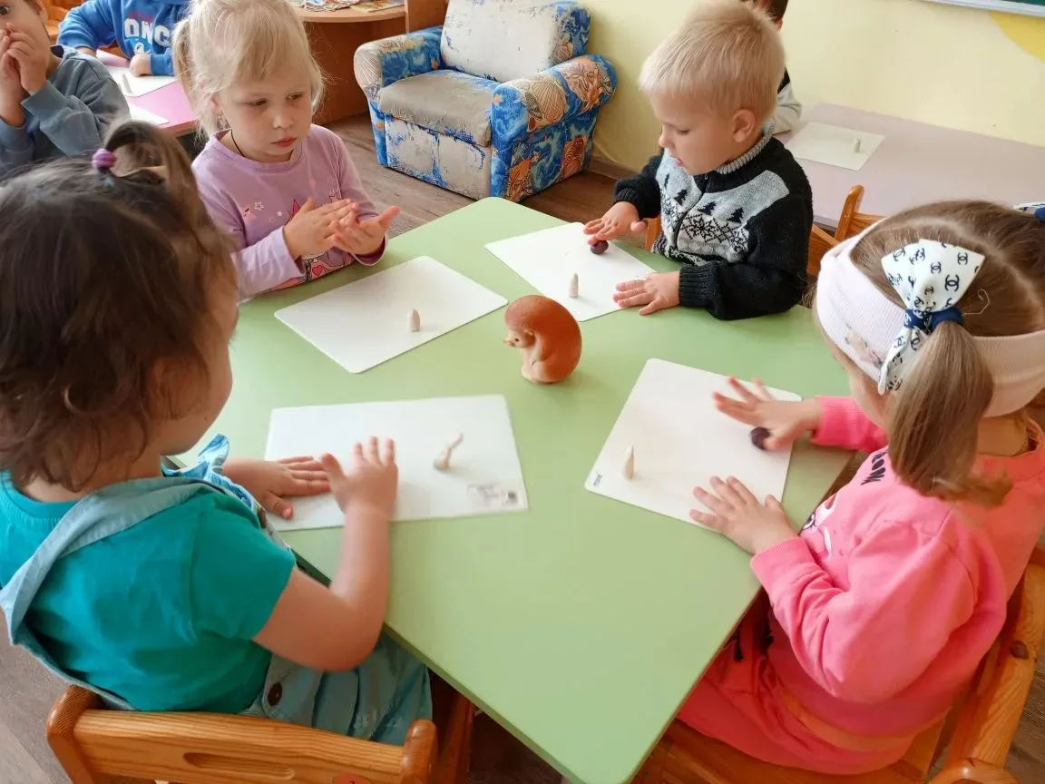 На лесной полянке для ёжиков выросло много грибочков! Запасы на зиму будут вкусные!