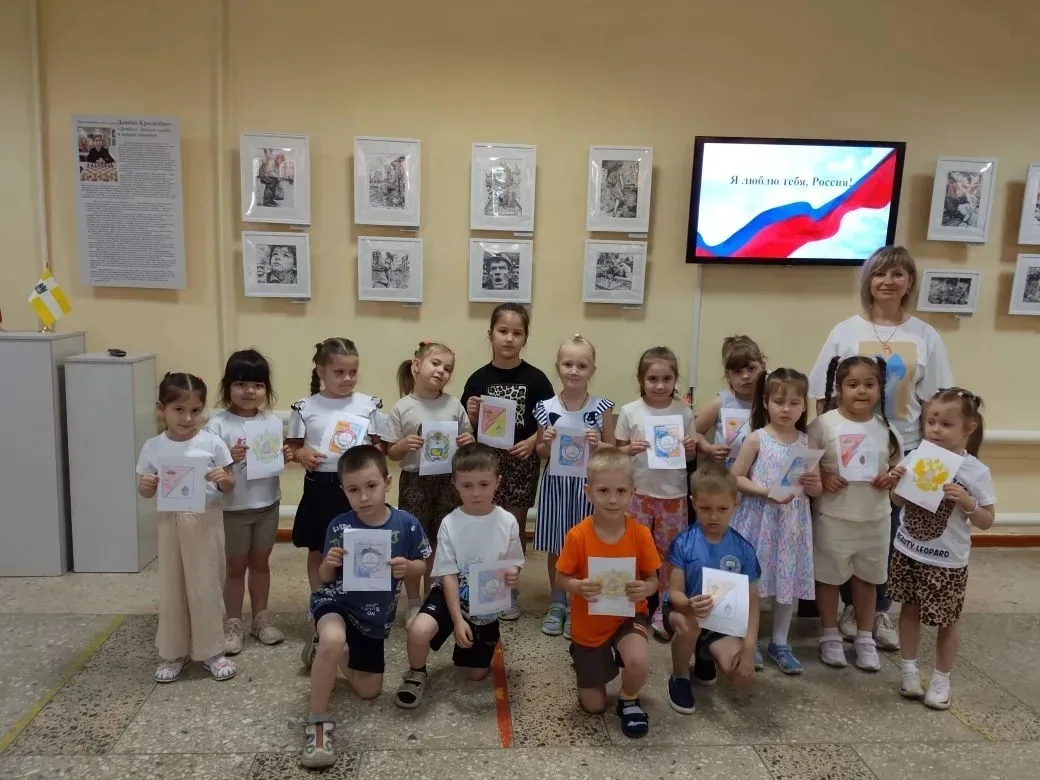 Дети узнают о Родине

Воспитанники  подготовительной группы «Зайчик» детского сада №17 «Алёнушка» вм