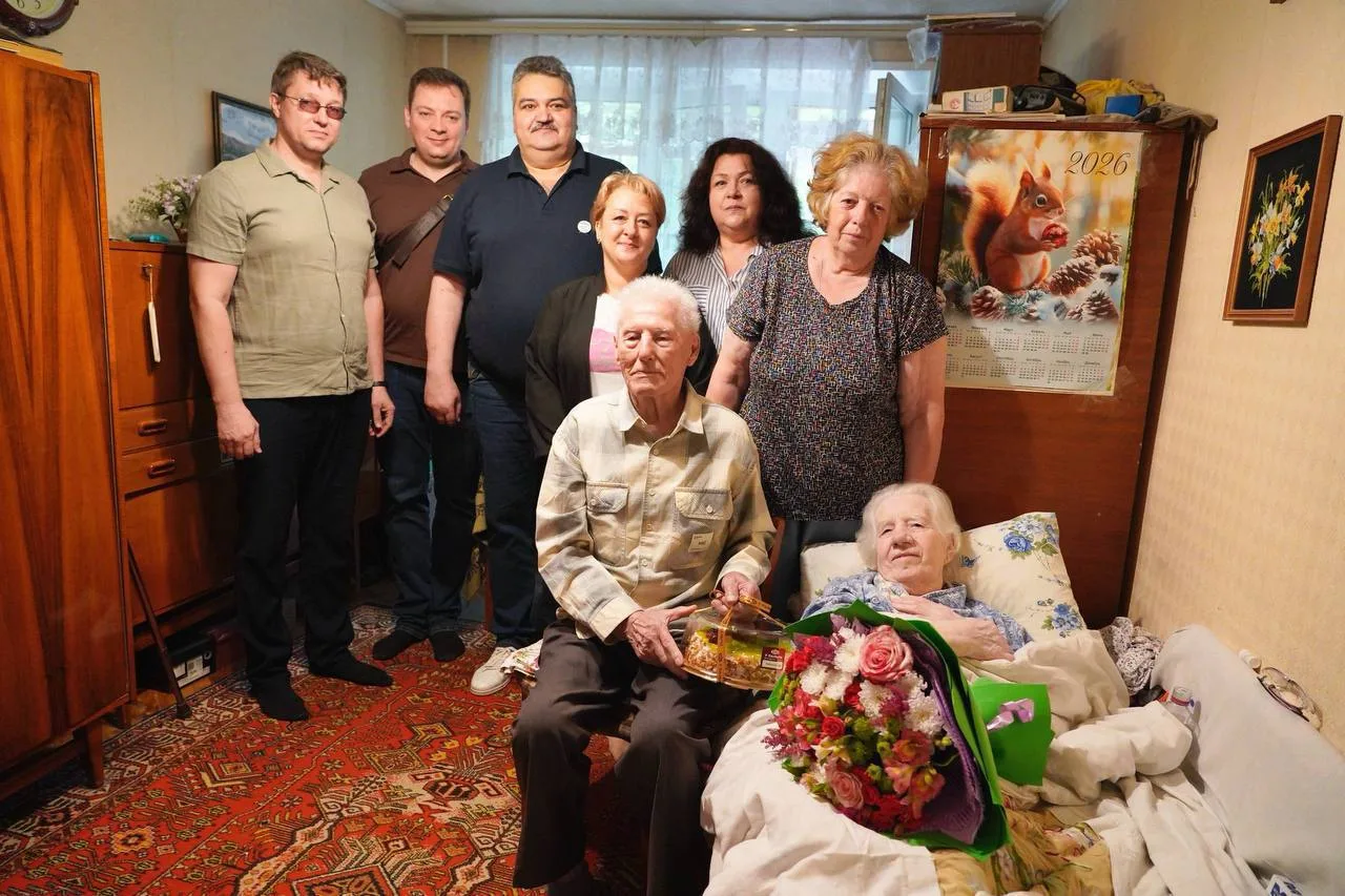 Стоящие на грани века супруги: 100-летний ветеран и его жена отметили 75-летие брака