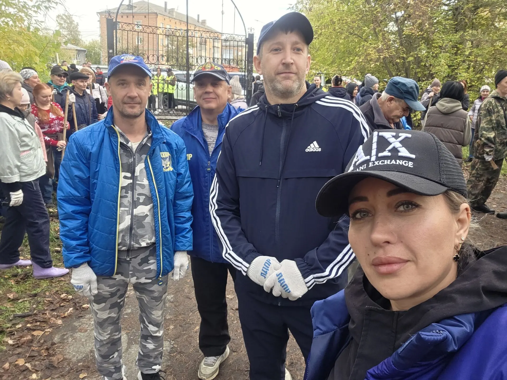 Команда ЛДПР в Ачинске провела субботник в ЖД парке! 🧹🍂