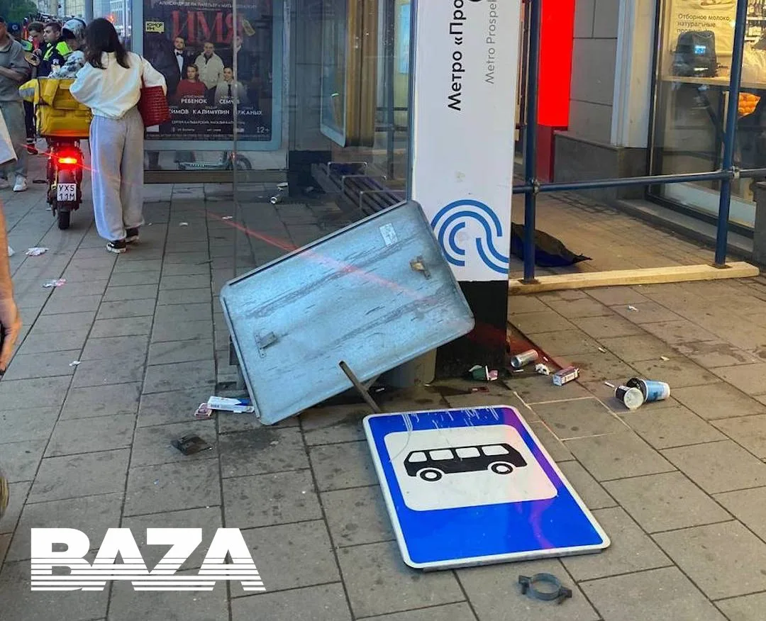 Infiniti въехала в остановку у метро «Проспект Мира» в Москве и сбила людей. Пострадали как минимум 