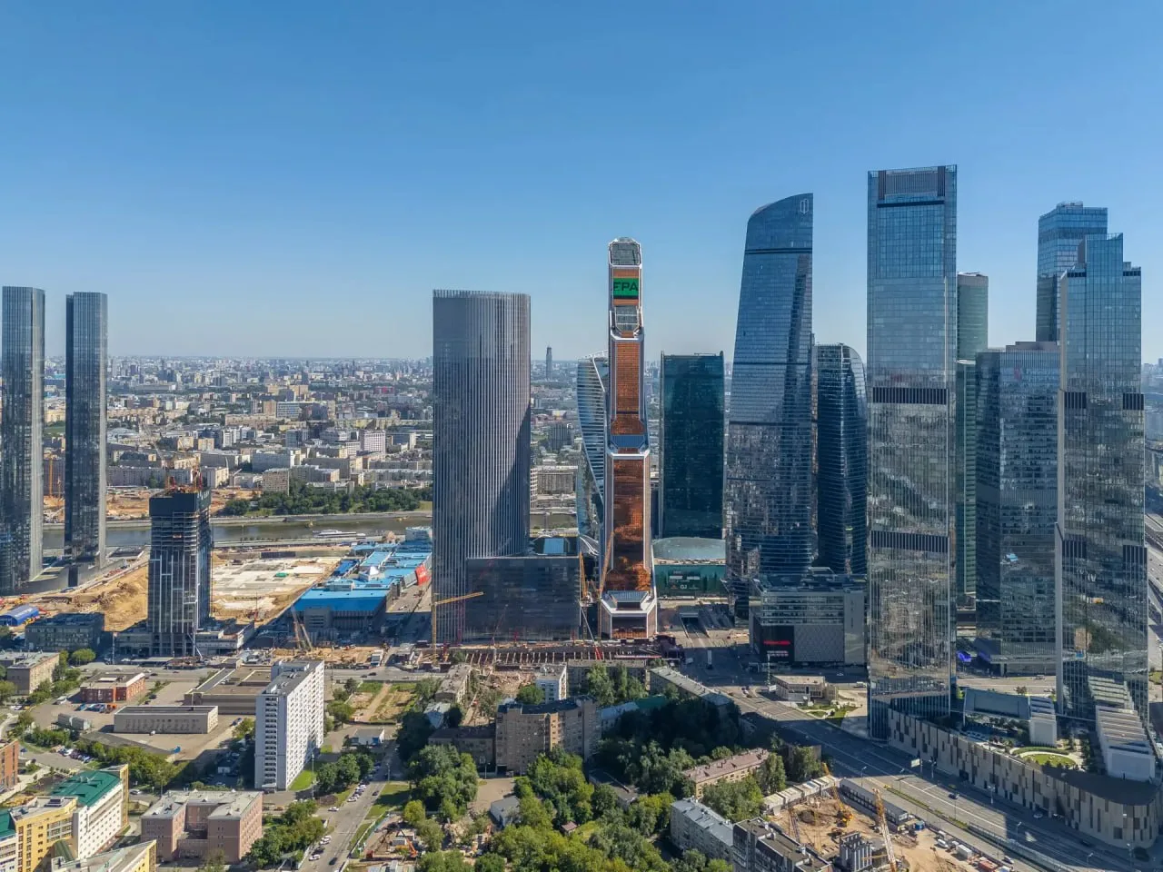 Отличный кадр с Москва-Сити, на котором видны 4 из 6 строящихся сейчас новых небоскрёбо...