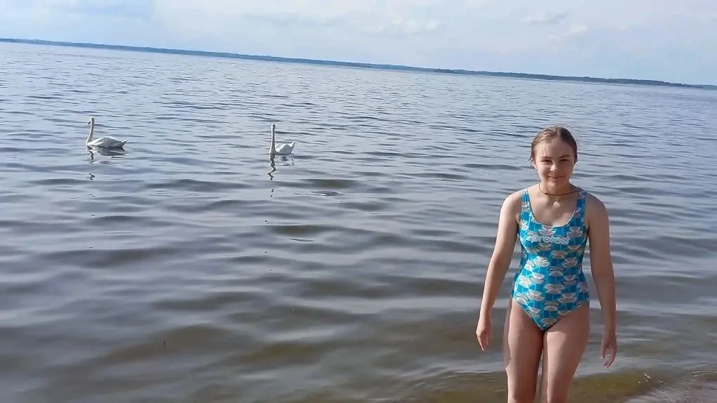 Наше лето 🌞

Когда говоришь друзьям, что едешь на каникулы в деревню, на озеро, многие крутят пальц