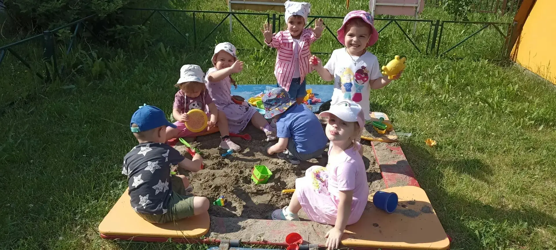 🍓В группе "Ягодки" на прогулке дружно играли в песочнице, готовили разные угощения! Формировали уме