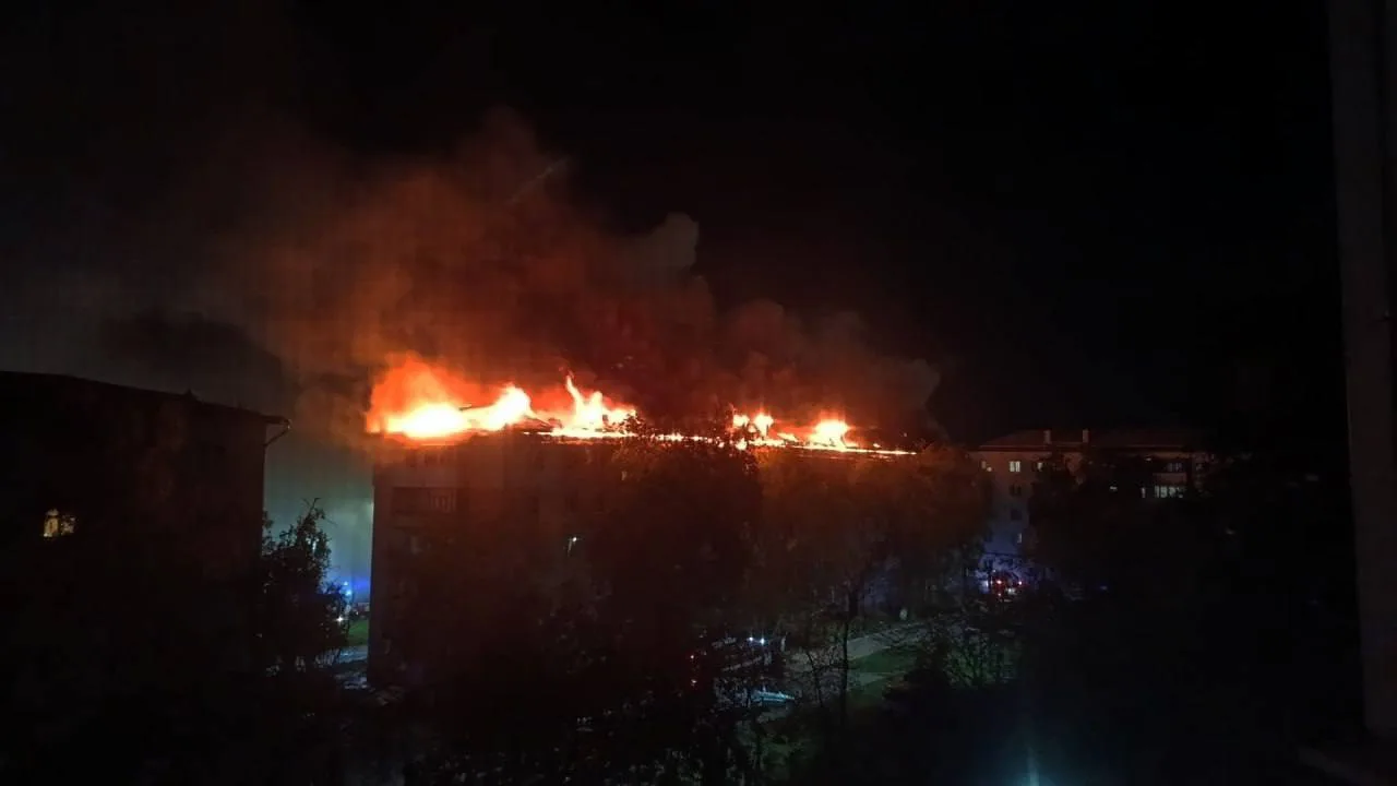 Крупный пожар вспыхнул в пятиэтажке на улице Молодёжной, 3 в Новокуйбышевске.