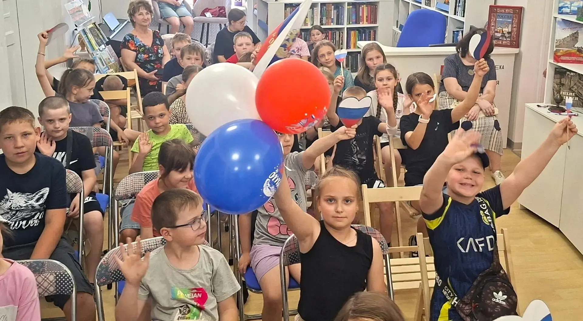 Россия в сердце навсегда! 🇷🇺❤
В преддверии Дня России в модельной библиотеке «Книжная Усадьба» про