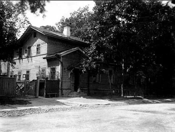 🏠Это единственная сохранившаяся фотография дома Гумилева и Ахматовой в Царском Селе. 
 ⠀
В 1911 год