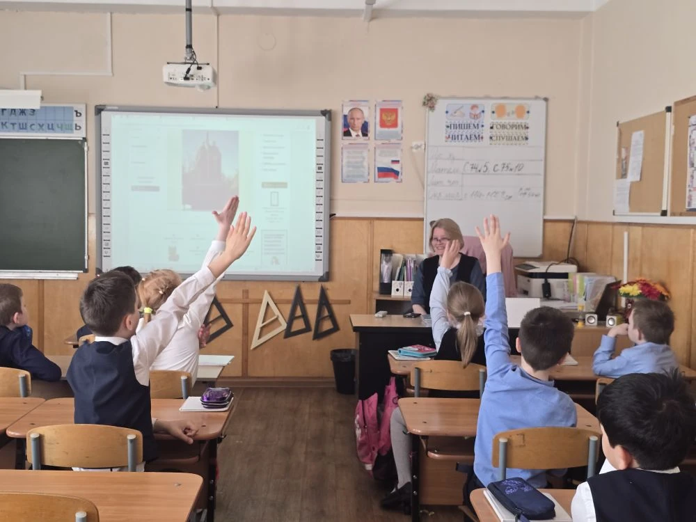 📜День славянской письменности в 2 «В»! 📜 Ребята с Ларисой Фёдоровной: ✔️ узнали о Кирилле и Мефодии;