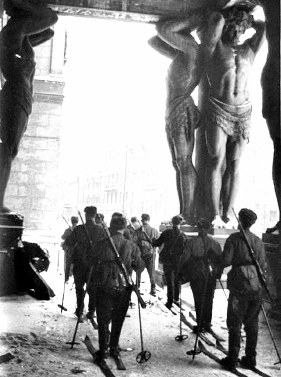 Красноармейцы на лыжах у входа в Эрмитаж во время блокады Ленинграда, 1943 год.
