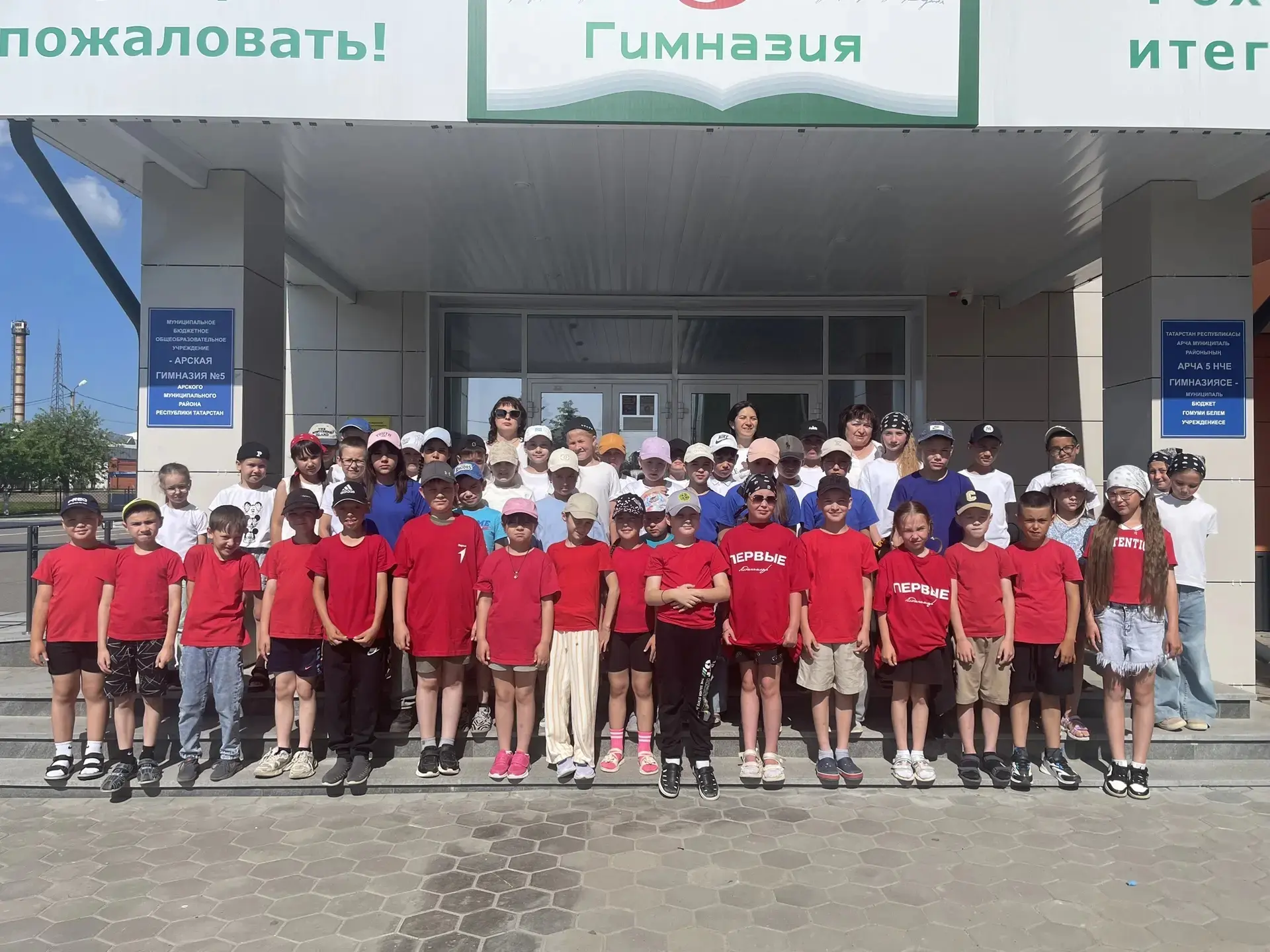 В пришкольном лагере «Солнечный » сегодня состоялось празднование Дня России.  День начался с зарядк
