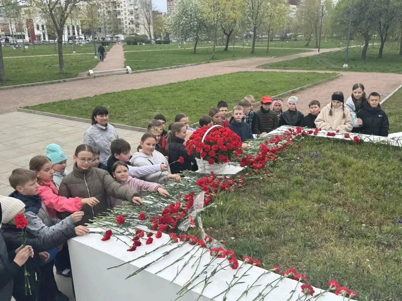 ДЕНЬ ПОБЕДЫ🎖️ 7 мая 2026 г. учащиеся 4-х классов со своими классными руководителями посетили мемориа