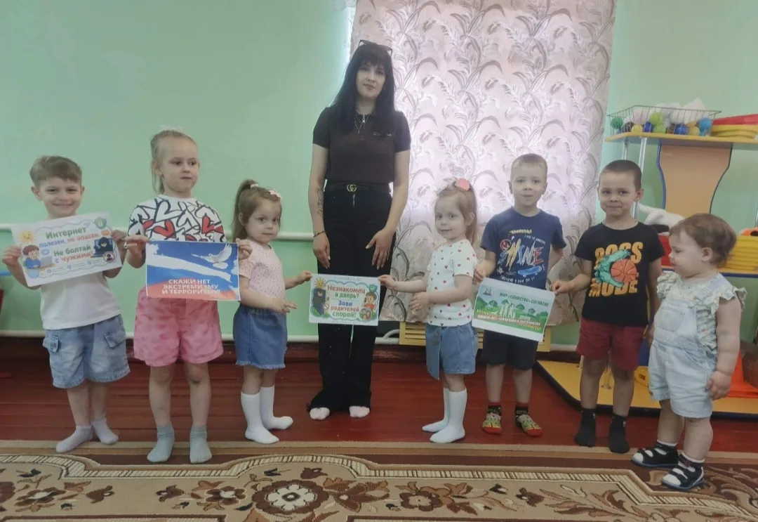 Беседа "Мир без насилия! Экстремизму и терроризму нет!" В еаомбинском детском саду прош...