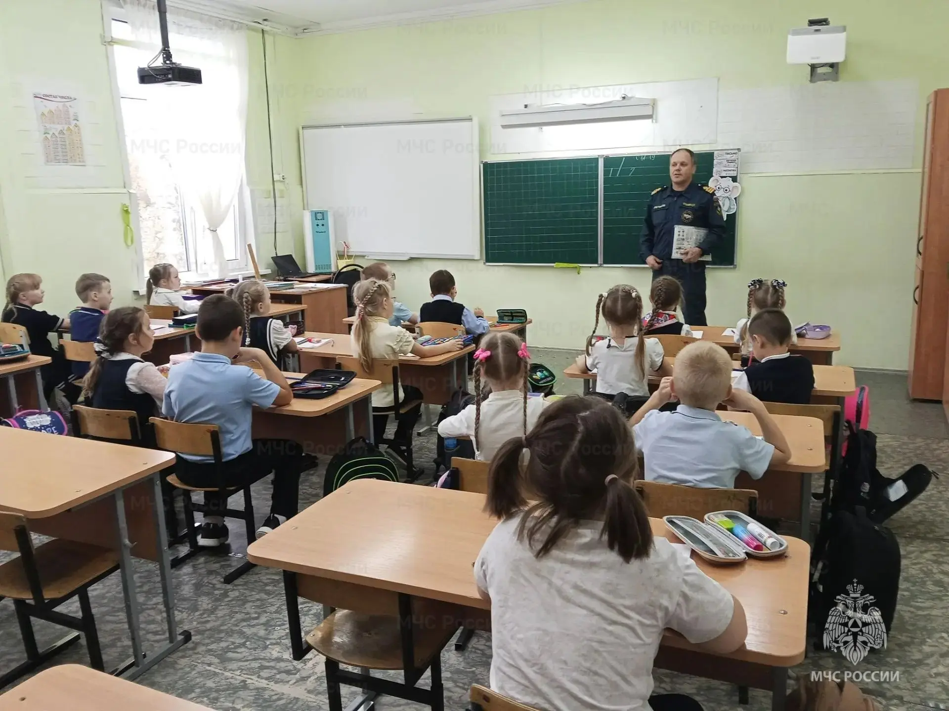 Инспекторы Центра ГИМС проводят уроки безопасности в школах Архангельской области