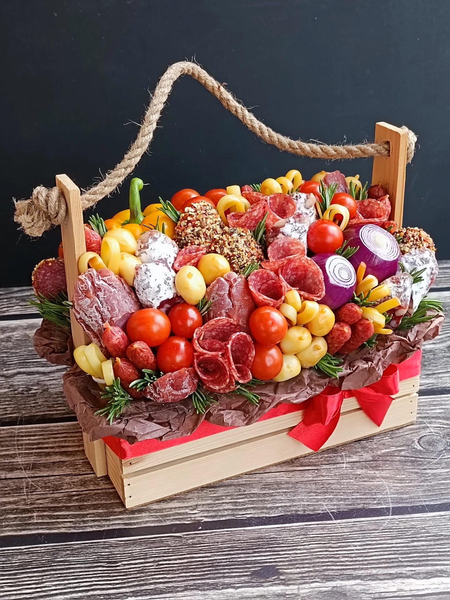 Букет мужской мясной в ящике. На заказ. Подходит в качестве подарка мужу, другу, шефу, ...
