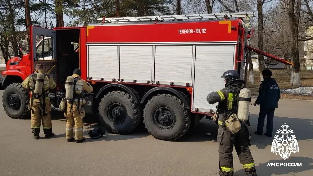 🚒 В Арсеньеве огнеборцы МЧС России отработали спасение людей в школе  В средней общеобразовательной 