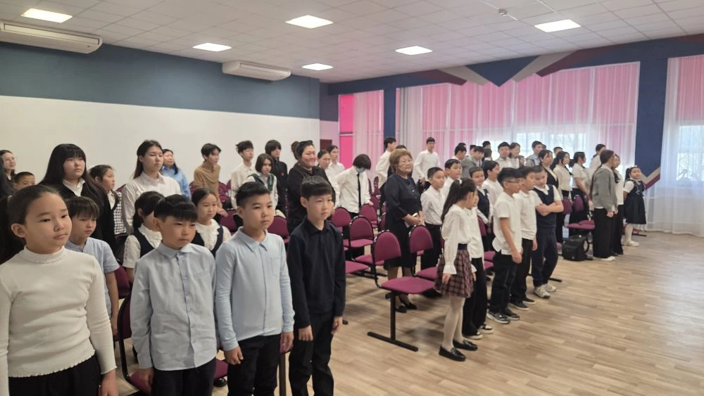 🎭 Доброе утро, друзья!  На этой неделе наша линейка была посвящена волшебному миру театра! Мы начали