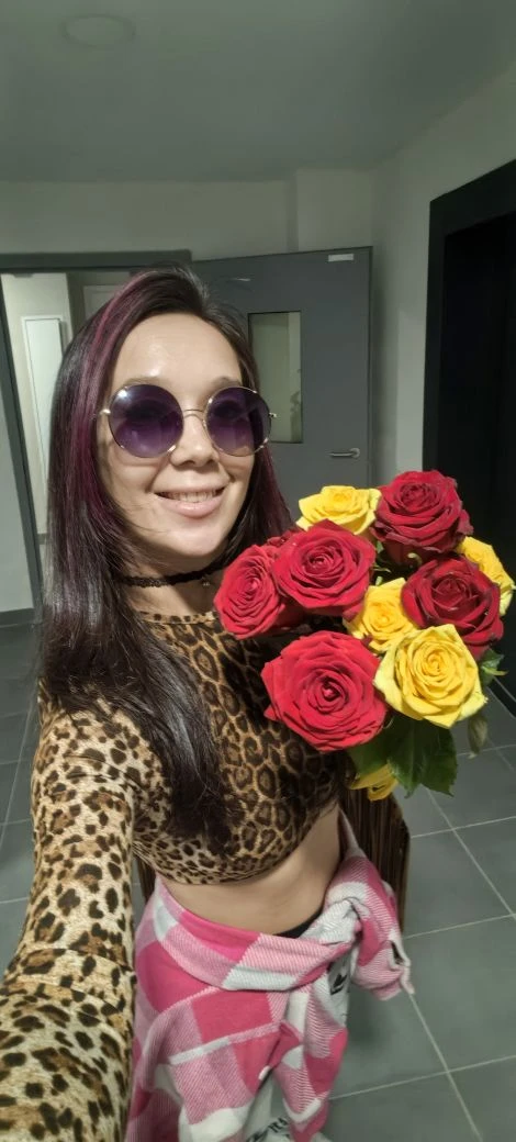 Привет, моя дорогая😘

Я сегодня с цветами🥰 как думаешь, куда или откуда, что за повод? 😊