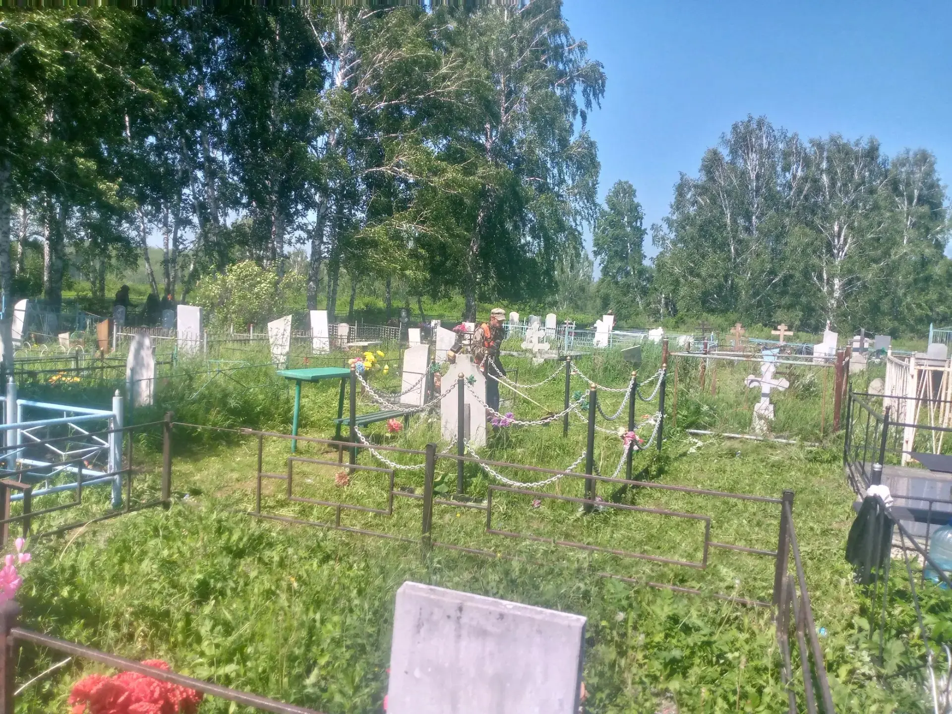 В минувшую субботу провели субботник по обкосу кладбища в с. Поперечное. 
Кладбище — это не просто м