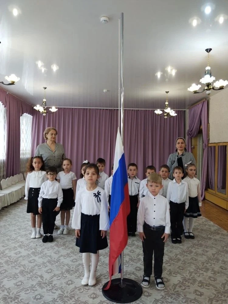 Каждая новая неделя в детском саду начинается с исполнения гимна Российской Федерации, ...