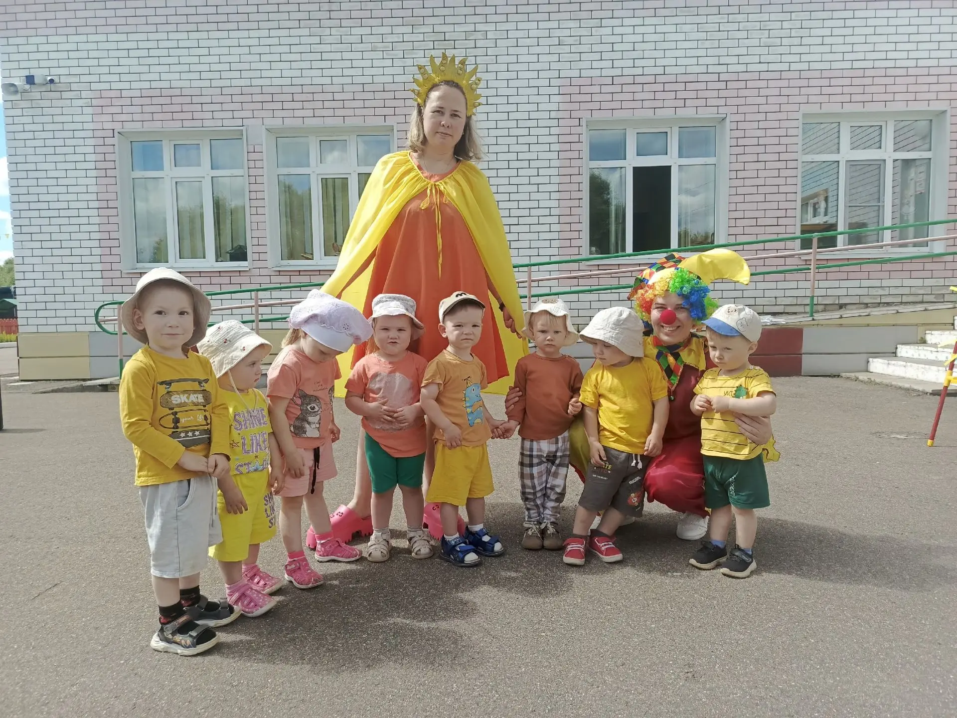 В гостях у радуги: как прошёл наш весёлый праздник! 🌈

Сегодня в нашей группе раннего возраста "Кап