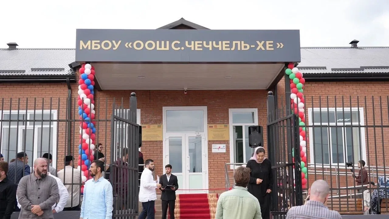 Министр образования и науки ЧР Хож-Бауди Дааев вместе с главой администрации Ножай-Юрто...