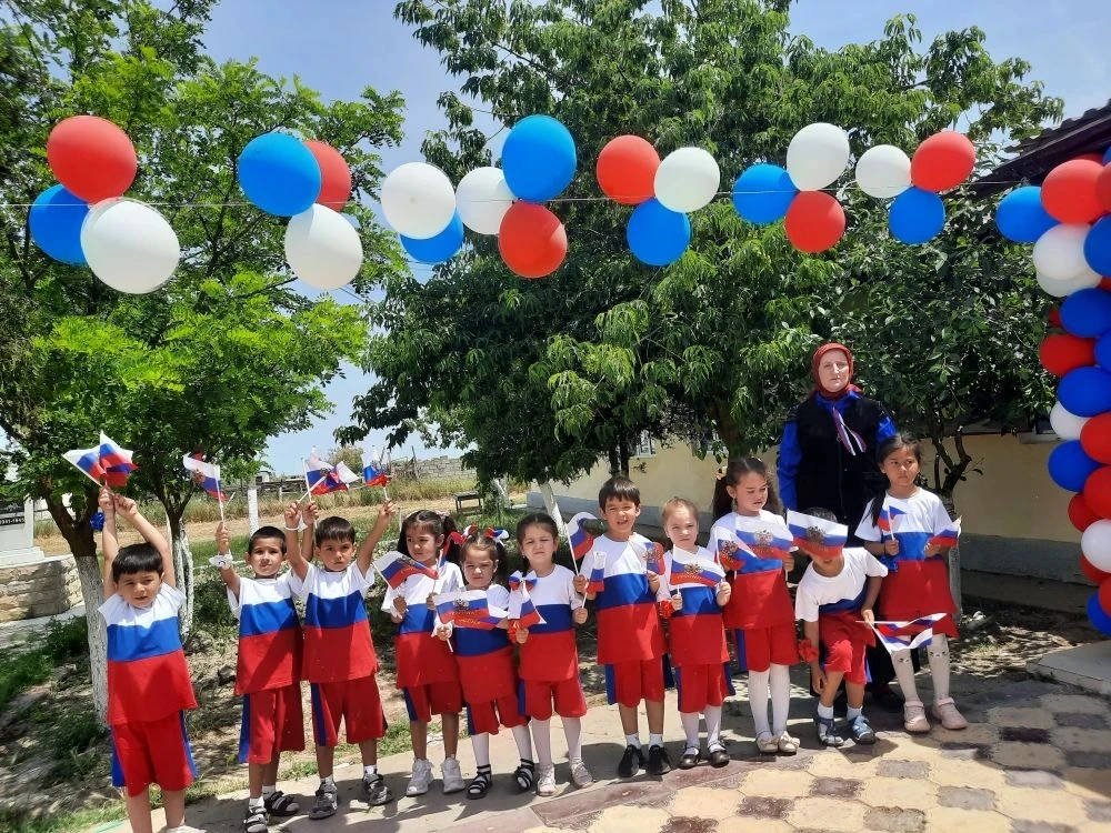 Маленькие патриоты большой страны!

В честь главного государственного праздника — Дня России — наши 