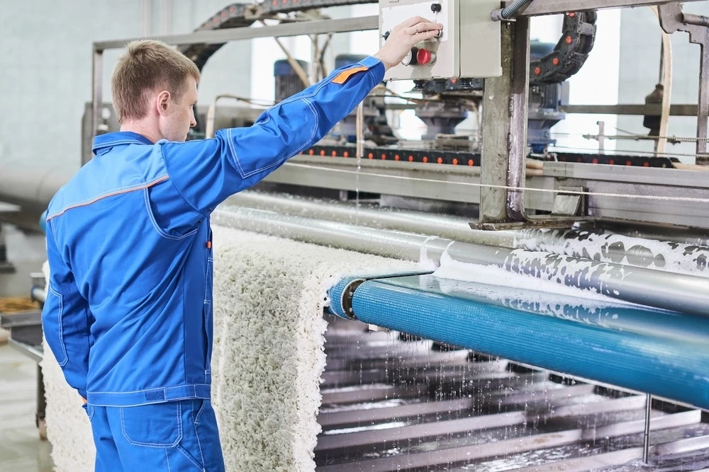 Требуется сотрудник в цех по стирке ковров. Работа для мужчин. График 5/2, с9-18ч. Зарплата от 52000