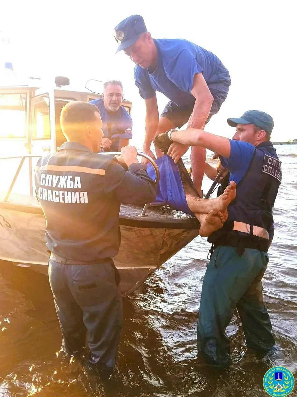 В Ульяновске спасатели откопали 15-летнего подростка из-под метрового слоя песка на обрыве Волги. 
 