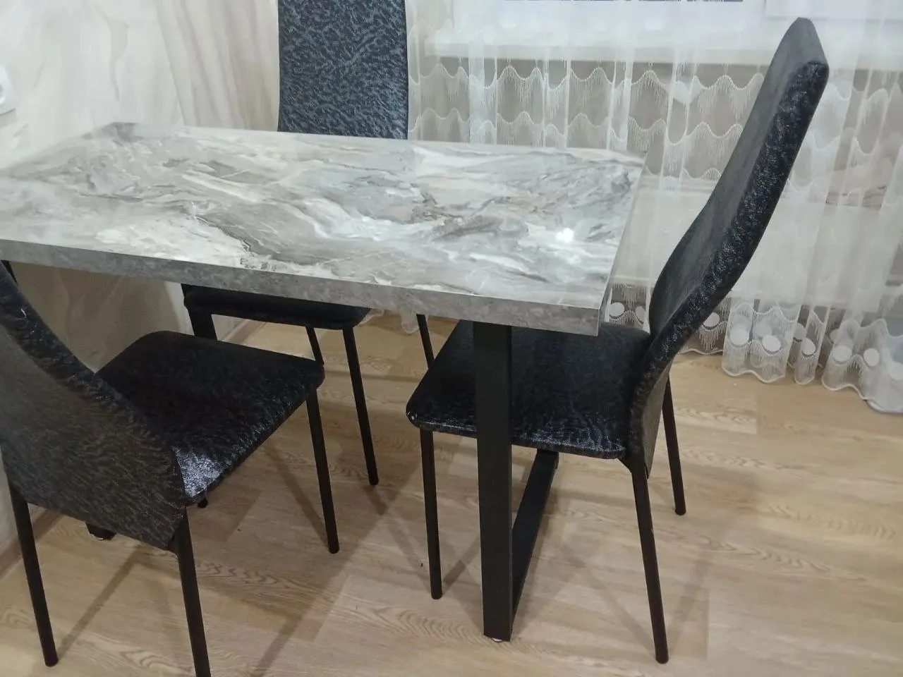 Продам стол со стульями 

Цена: 8.500 рублей 
📞89674620181

💬Подписаться на барахолку