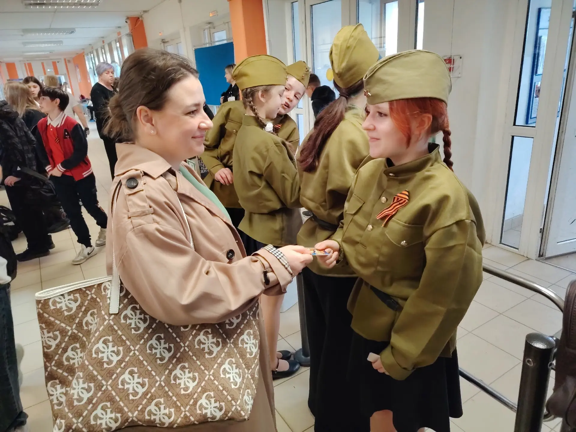 Открытка с Днём Победы   Предпраздничное утро в нашей школе началось с доброй волонтерской традиции 