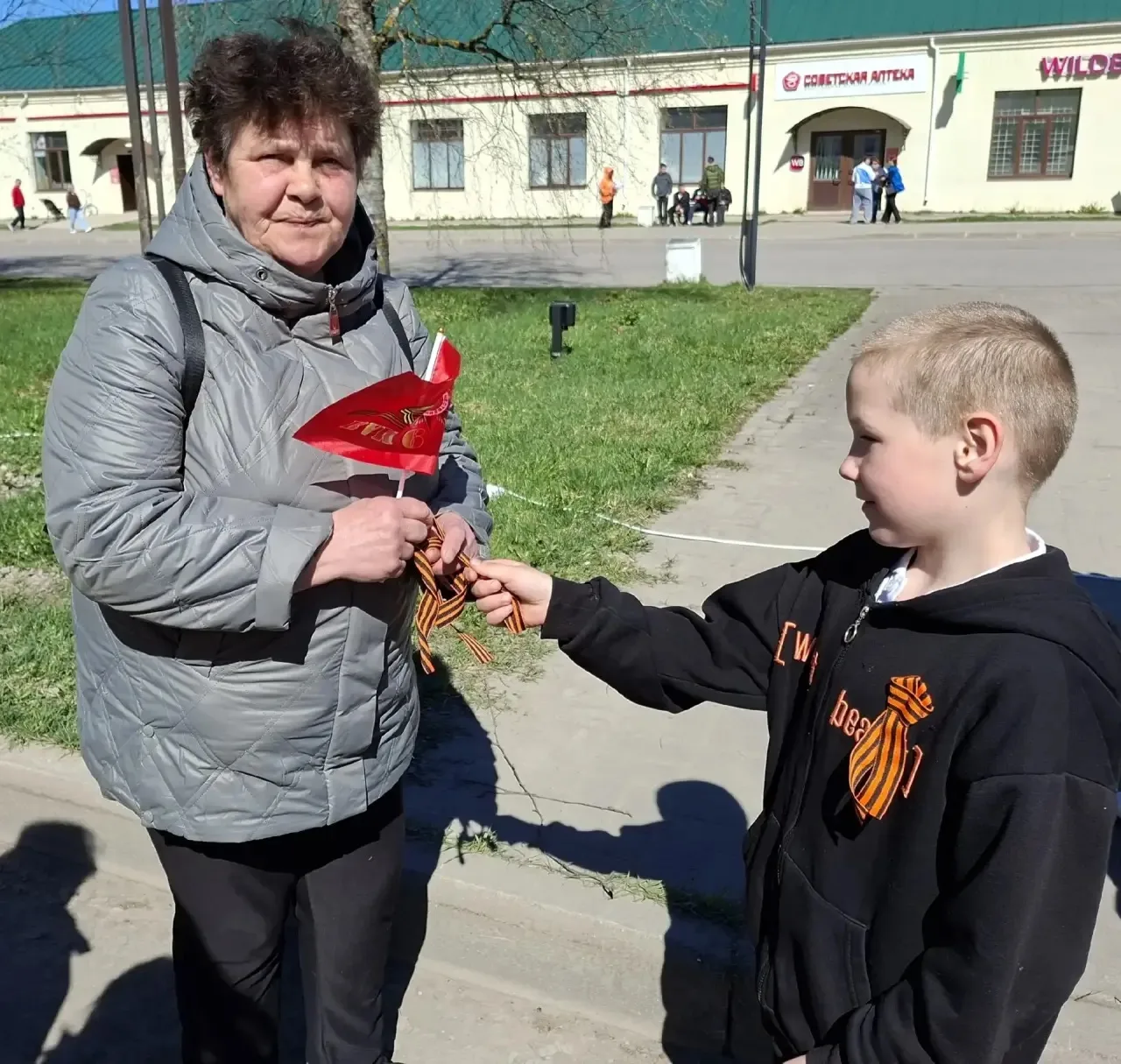 9 мая ребята из Белозерского центра помощи детям вышли на улицы города с георгиевскими ленточками. Д