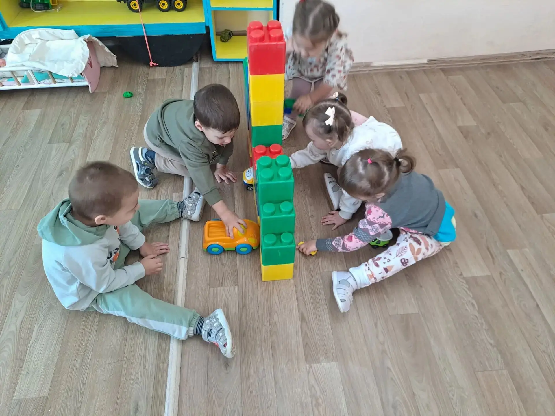 Детские пальчики с таким трепетом соединяют деталь за деталью! 🧩 Конструирование для н...