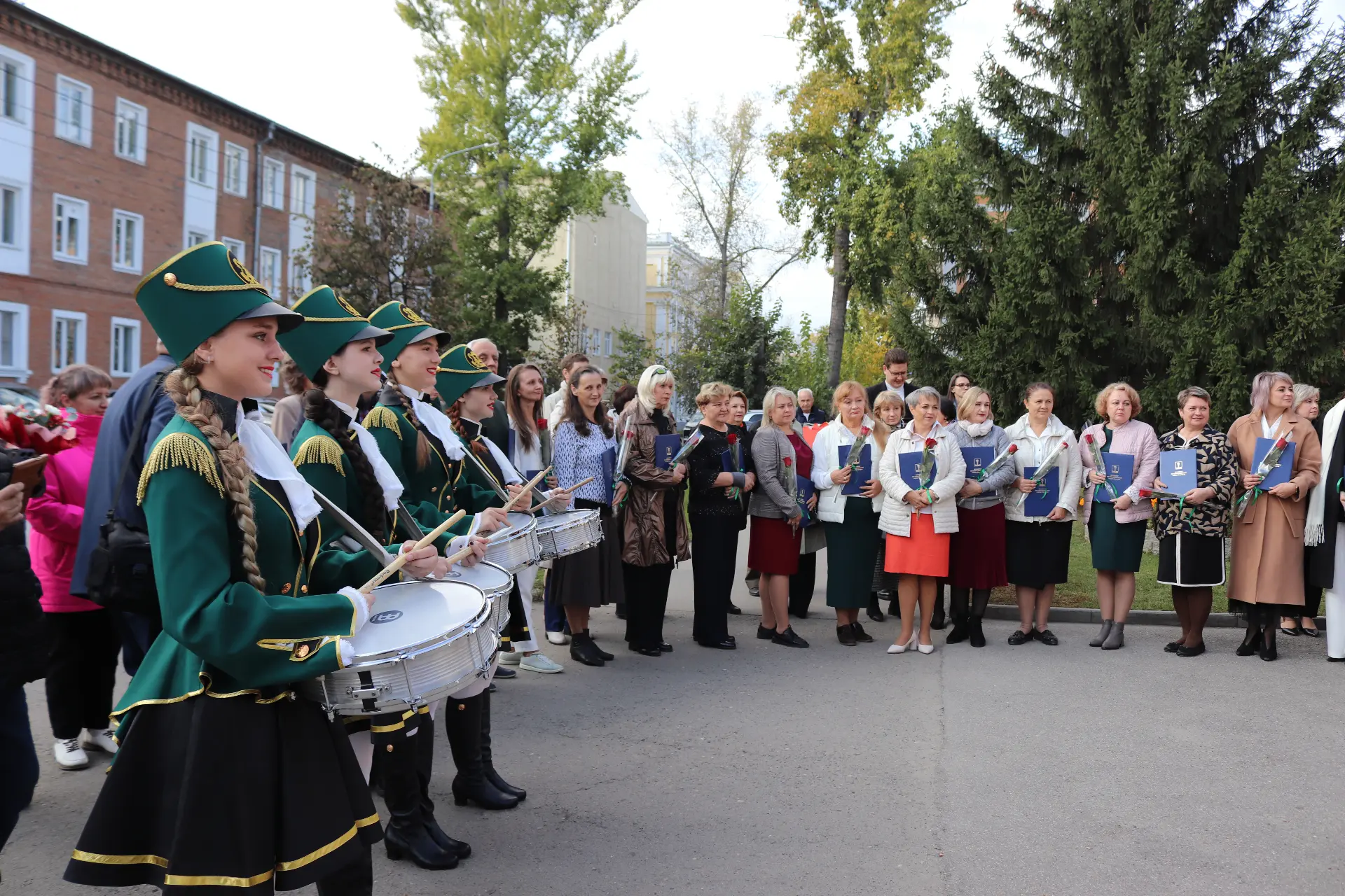🎉Обновленную Доску Почета, посвященную учителям Барнаула, открыли в краевой столице