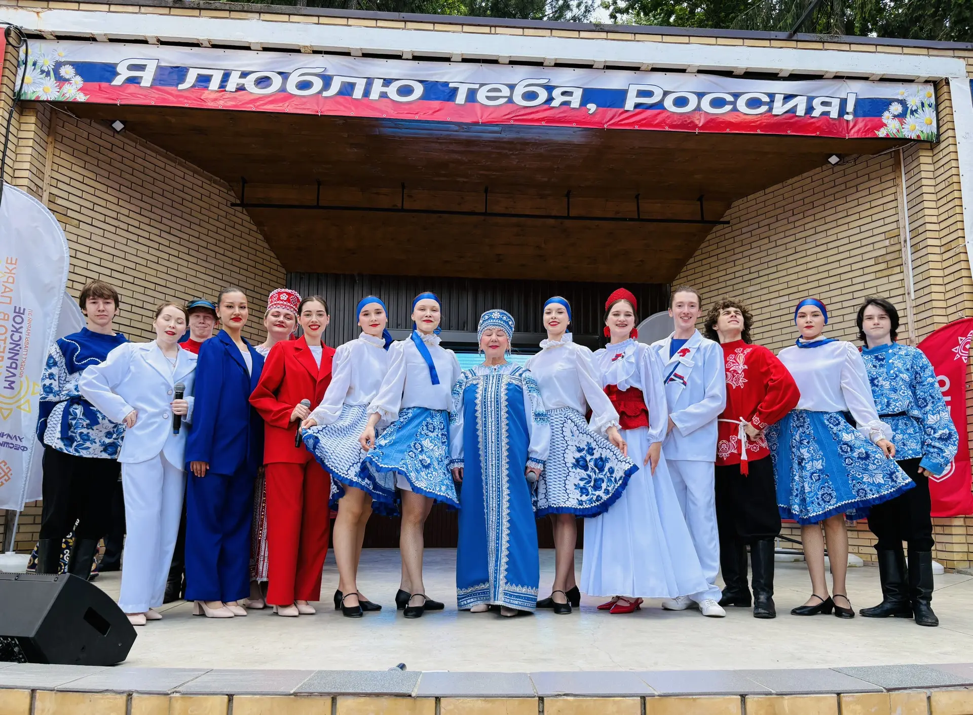 Дорогие друзья!✨
Центральный парк культуры и отдыха сердечно поздравляет вас с Днём России — праздни