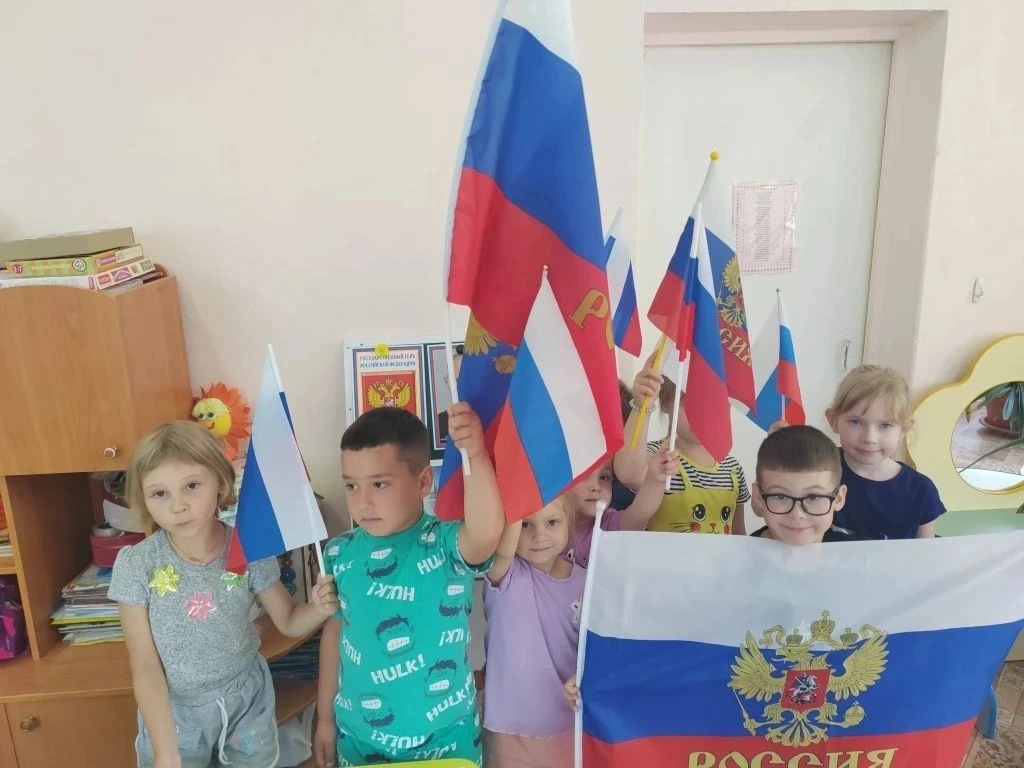 В преддверии Дня России в разновозрастной младшей- средней группе прошёл тематический день, посвящён