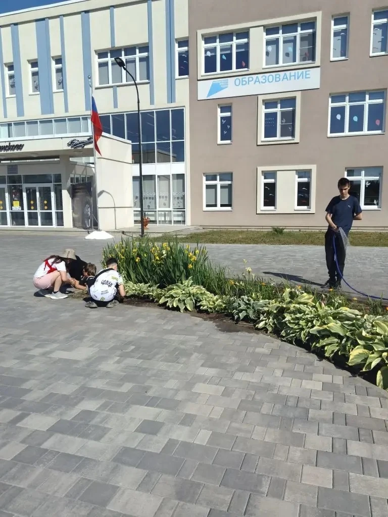 В СП "Школа К.Д. Ушинского " продолжает свою работу "Экологический десант". Ребята проп...
