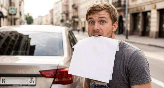В Севастополе водитель съел протокол, чтобы избежать наказания 😂