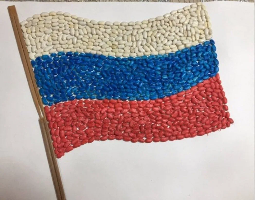 Конкурс поделок, посвященных Государственному флагу Российской Федерации. 
Участники Конкурса: дети 