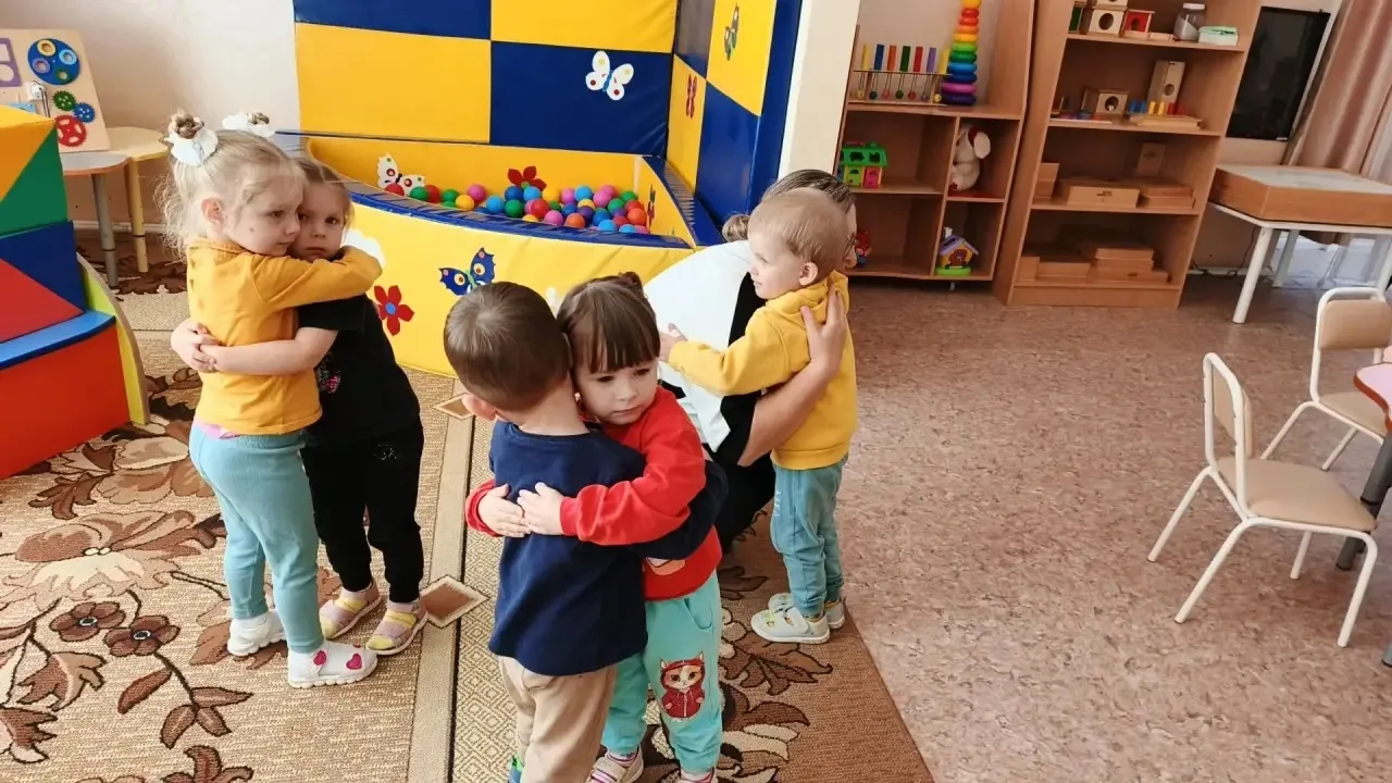 Социальный педагог  Шиховец Е. М. в работе с детьми  раннего возраста использует игры н...