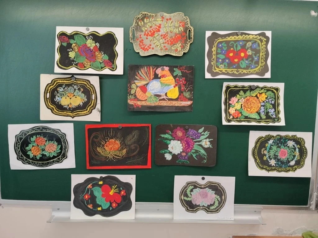 🎨  В школе прошёл мастер-класс по жостовской росписи: ребята прикоснулись к народным промыслам Подмо