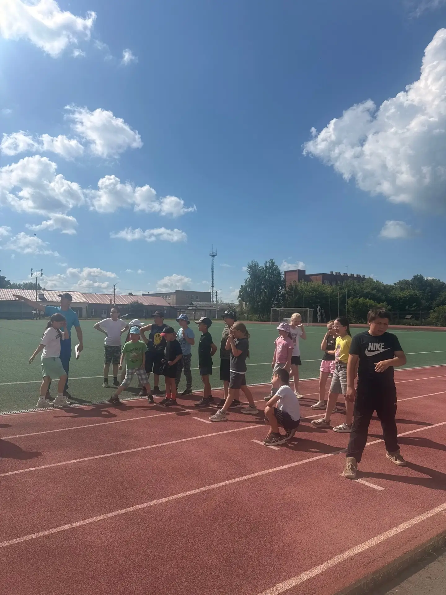 Сегодня на нашем стадионе было особенно многолюдно и шумно! 🎖

К нам в гости с дружеским спортивным