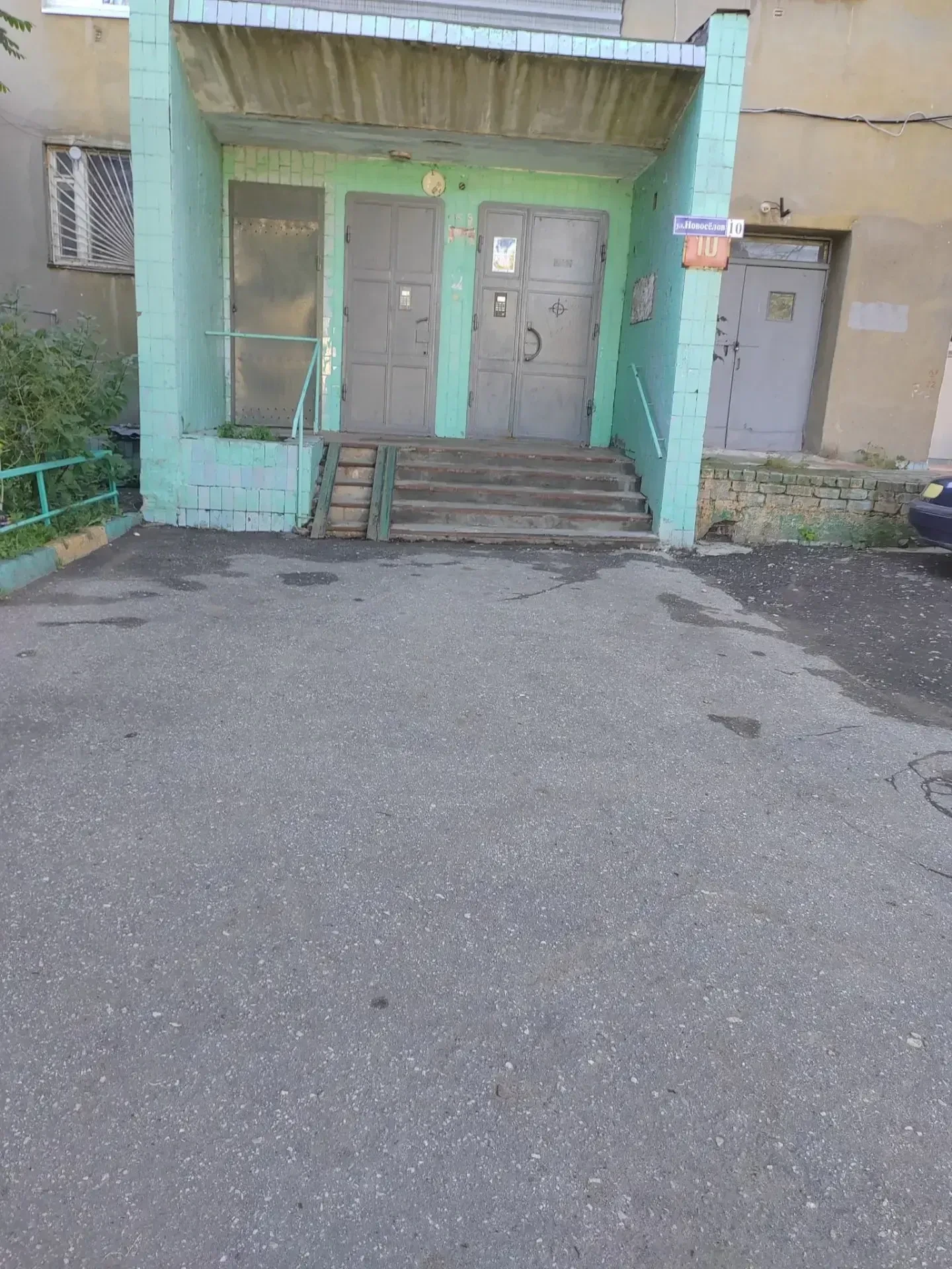 Продолжаем наводить порядок на придомовых территориях