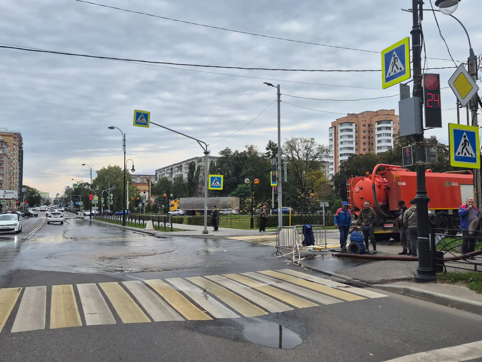 На перекрёстке Пензенской и Карла Маркса в Тамбове вода сочится из колодца. На месте ра...