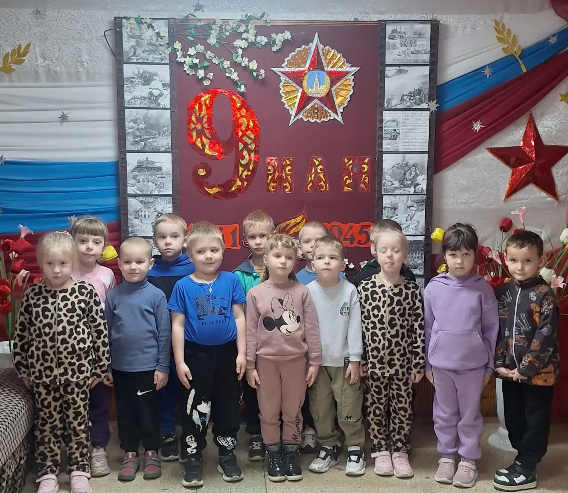 Экскурсия в прошлое: дети старшей группы в библиотеке и у памятника героям войны
